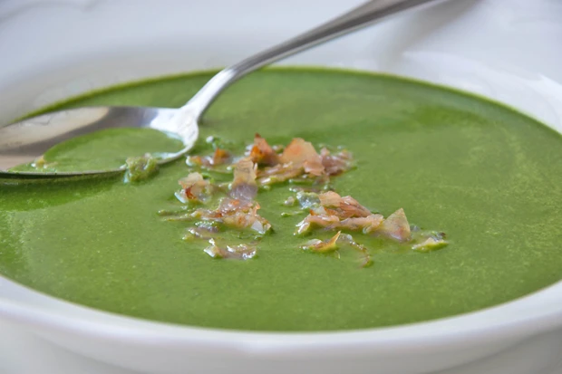 Brennesselsuppe mit Speck