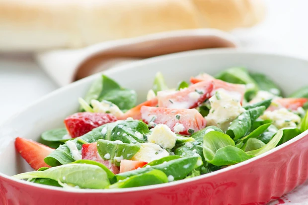 Vogerlsalat mit Erdbeeren auf Blauschimmel-Joghurt-Dressing
