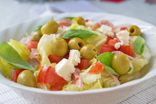 Salat mit Schinken und Oliven
