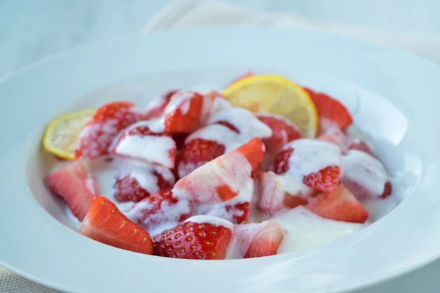 Erdbeeren mit Zitronensauce
