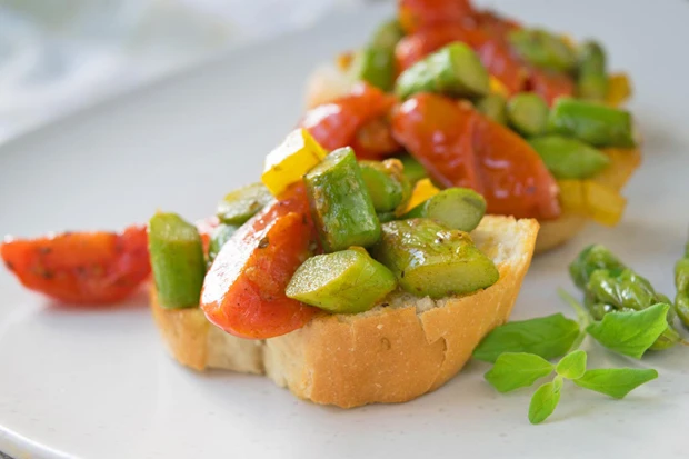 Rosmarin-Bruschetta mit Spargel
