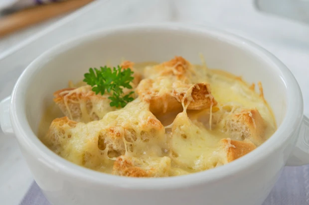 &Uuml;berbackene Knoblauchsuppe