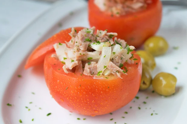 Paradeiser gefüllt mit Thunfischsalat