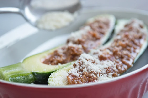 Gef&uuml;llte Zucchini mit Parmesankruste