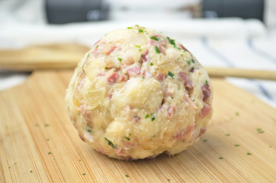 Semmelkn&ouml;del mit Speck