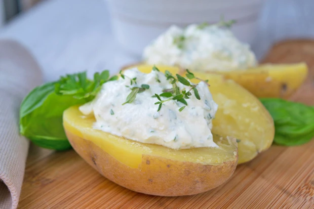 Heurige mit Kräuter-Käse Dip