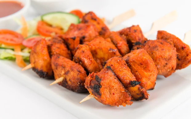 Murgh Tikka - gegrillte Hühnerspieße mit Safranreis