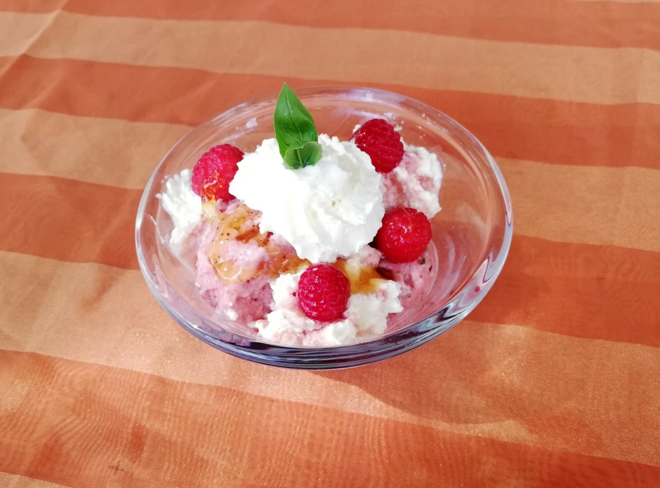 Himbeer-Eis mit Basilikum