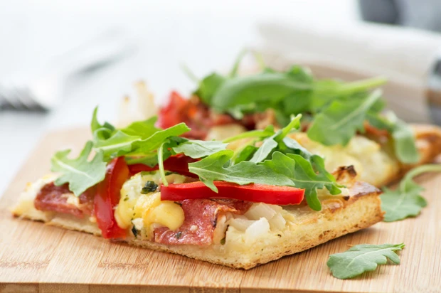 Paprika-Salami-Flammkuchen