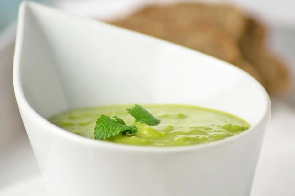 Kalte Erbsen-Suppe mit Minze