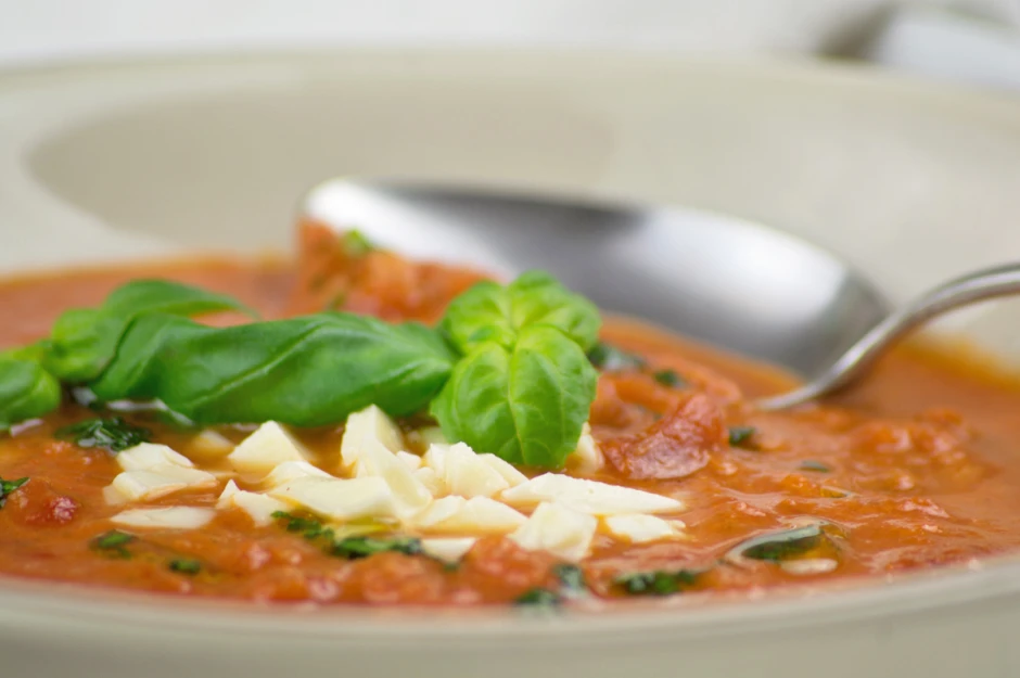 Tomatensuppe mit Mozzarella