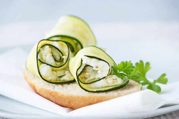Käse-Zucchiniröllchen