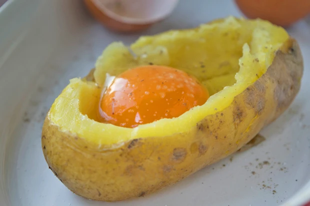Gef&uuml;llte Kartoffeln mit Ei