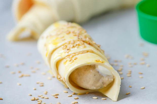 W&uuml;rstel im Bl&auml;tterteigcroissant