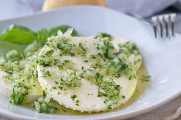 Schafk&auml;se mit Kr&auml;uterdressing