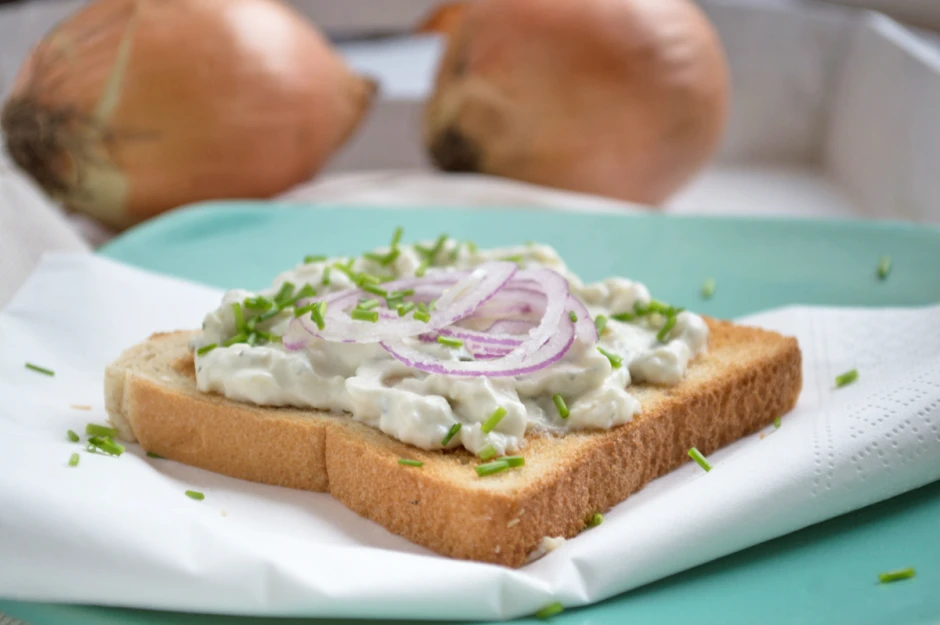 Zwiebelcreme auf Toastbrot