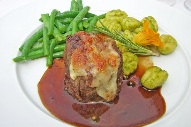 Rindersteak in einer Kr&auml;uterk&auml;sekruste