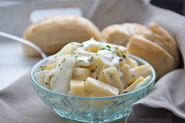 Zwiebel-K&auml;se-Salat