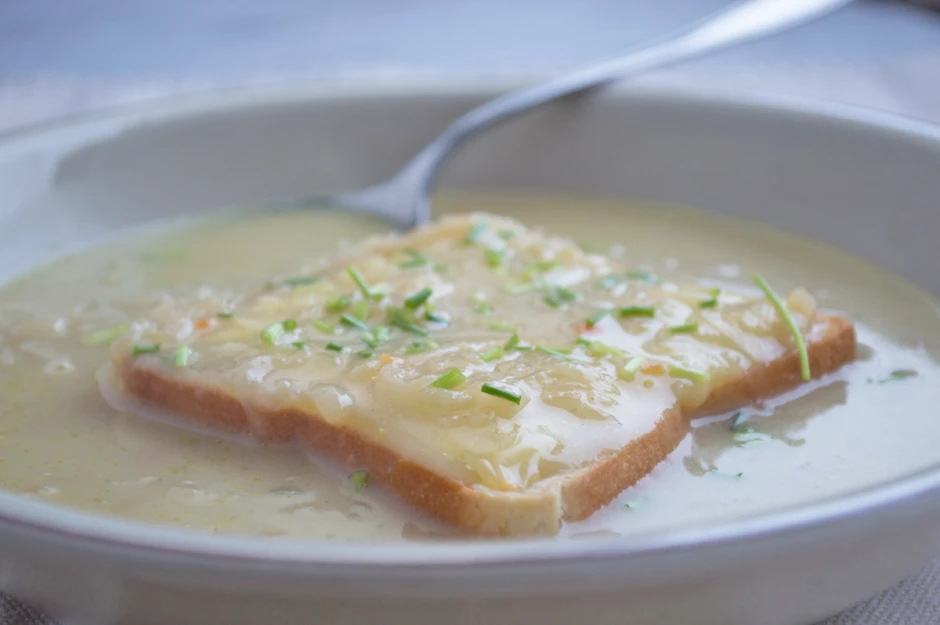 Omas Zwiebelsuppe