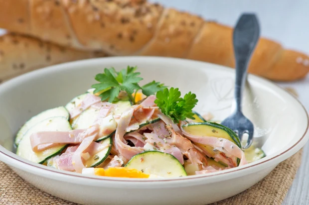 Zucchini - Schinken-Salat