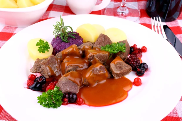 Herzhaftes Hirschgulasch