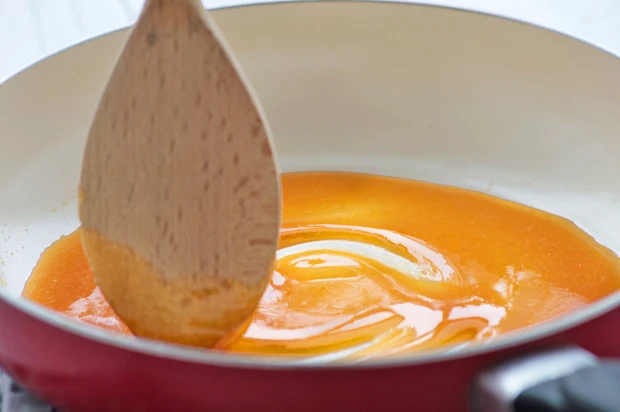Zucker karamellisieren