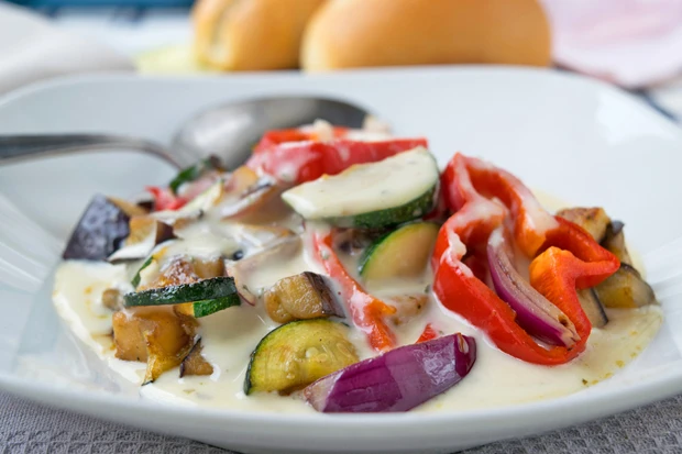 Grillgem&uuml;se mit K&auml;se-Kr&auml;utersauce