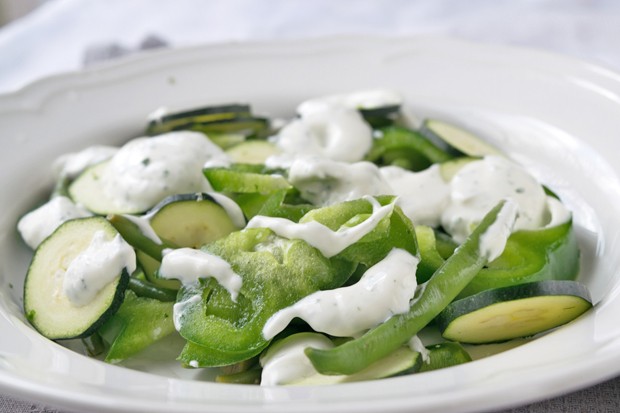 Grünes Gemüse mit Minzdressing