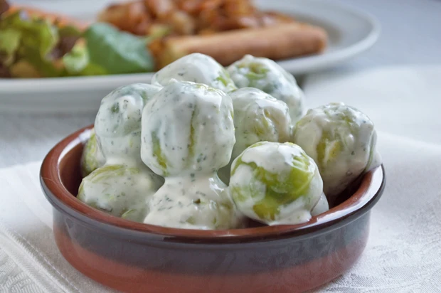 Kohlsprossen-Salat
