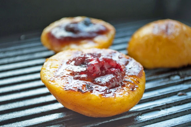 Gegrillte Pfirsiche