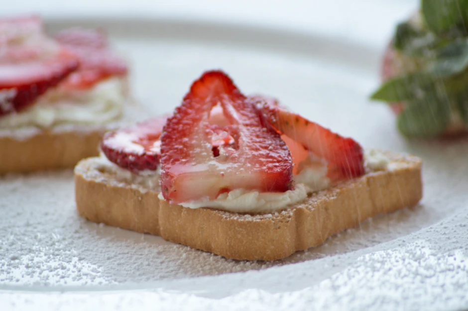 Kokos-Zwieback-Snack mit Erdbeeren