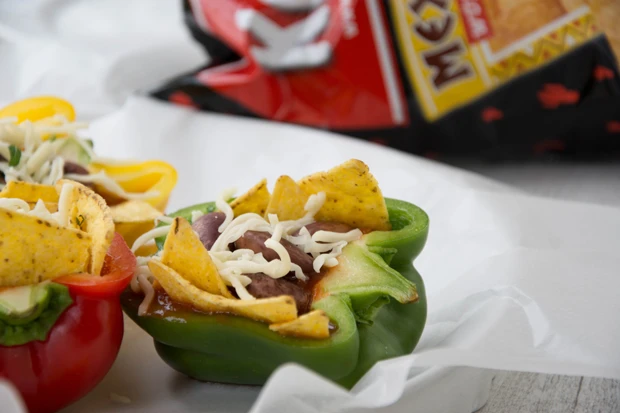 Paprika mit Käferbohnen-Füllung & dazu Tortilla Chips