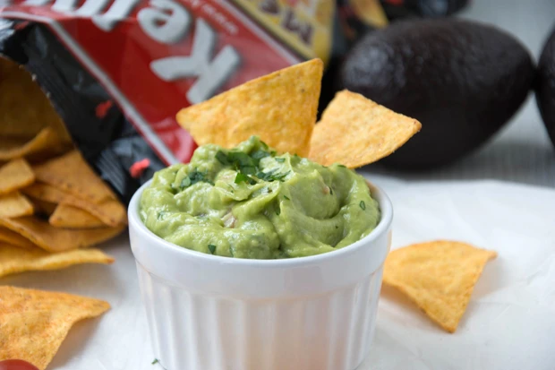 Tortilla Chips mit selbstgemachtem Avocado-Dip
