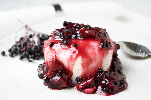 Omas Grießpudding mit Zwetschken- und Hollerröster