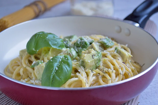 Spaghetti mit Avocado und Ei