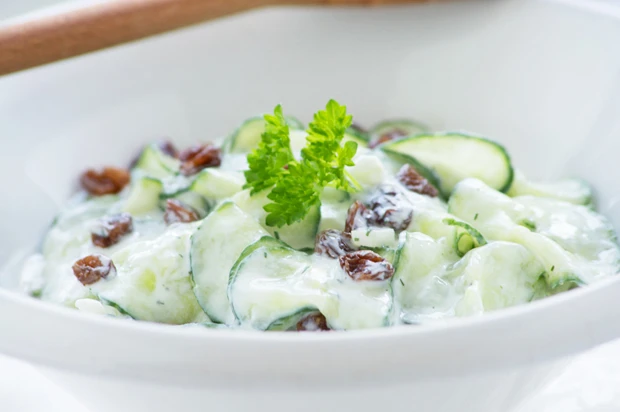 Gurkensalat mit Rosinen