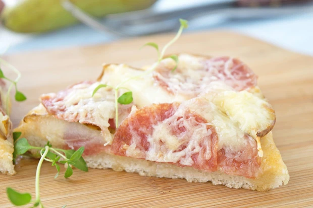 Salamipizza mit Birnen