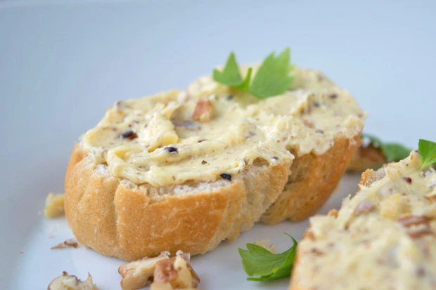 Nuss-Kräuter-Butter