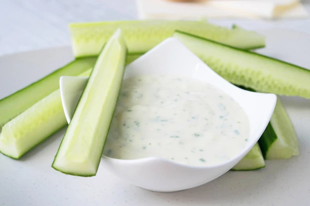 Gurkensticks mit Dill-Dip