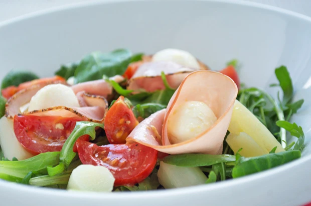 Salat mit Schinken und Mozzarella