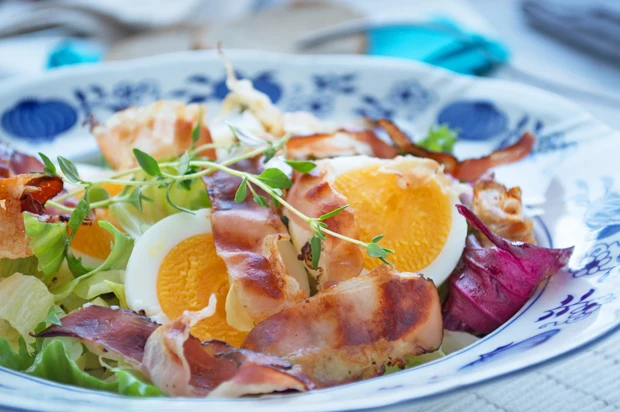 Salatjause mit Ei und Speck