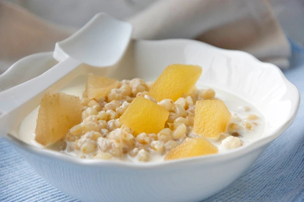 Fr&uuml;hst&uuml;cks Graupen mit karamelliesierten Apfel