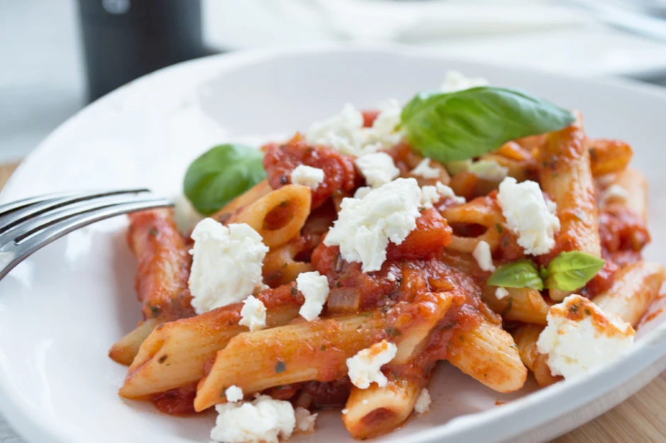 Penne mit Tomaten-Feta-Sauce