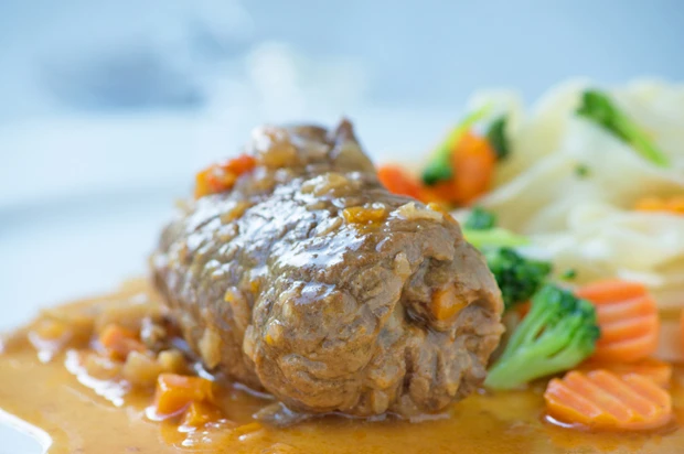 Saftige Rindsroulade mit Gem&uuml;senudeln