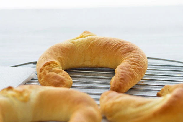 Topfenkipferl mit Käsefüllung