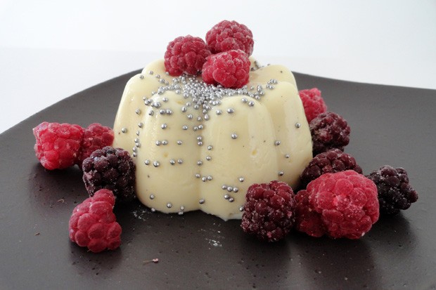 Vanillepudding mit roten Beeren