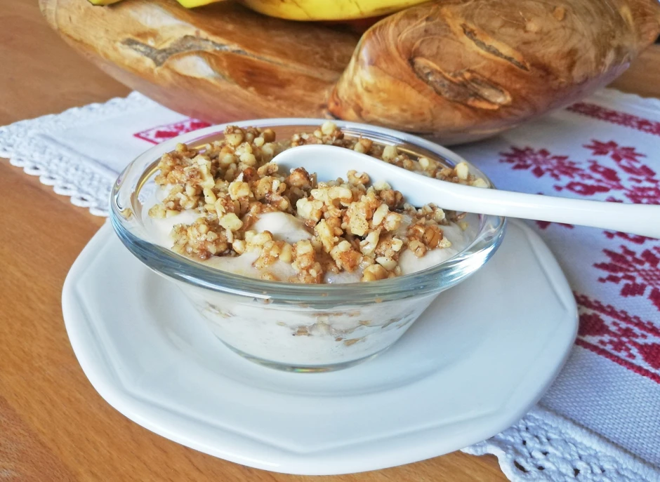 Erfrischender Bananen-Nuss-Schaum