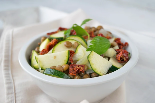 Zucchini-Linsensalat