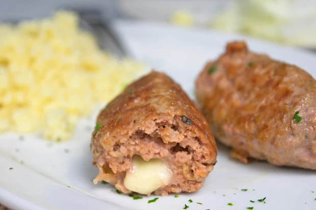 Cevapcici mit Feta-Kern