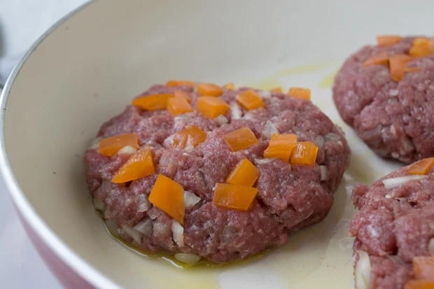 Feurige Gemüse-Hack Steaks